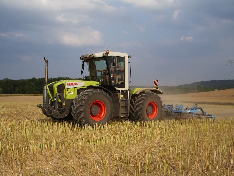 Claas Xerion 3300 07.jpg